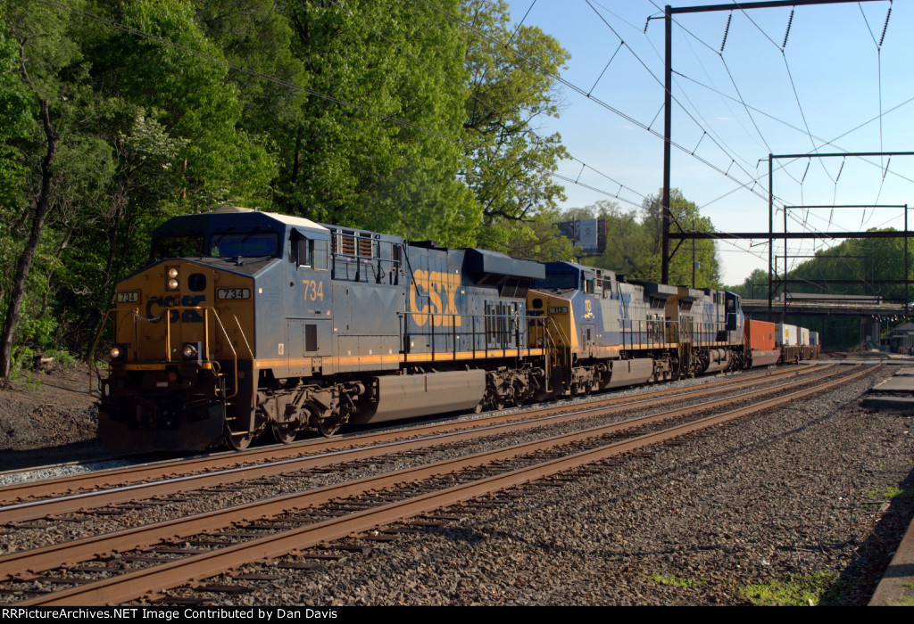 CSX ES44AH 734 leads Q034-13